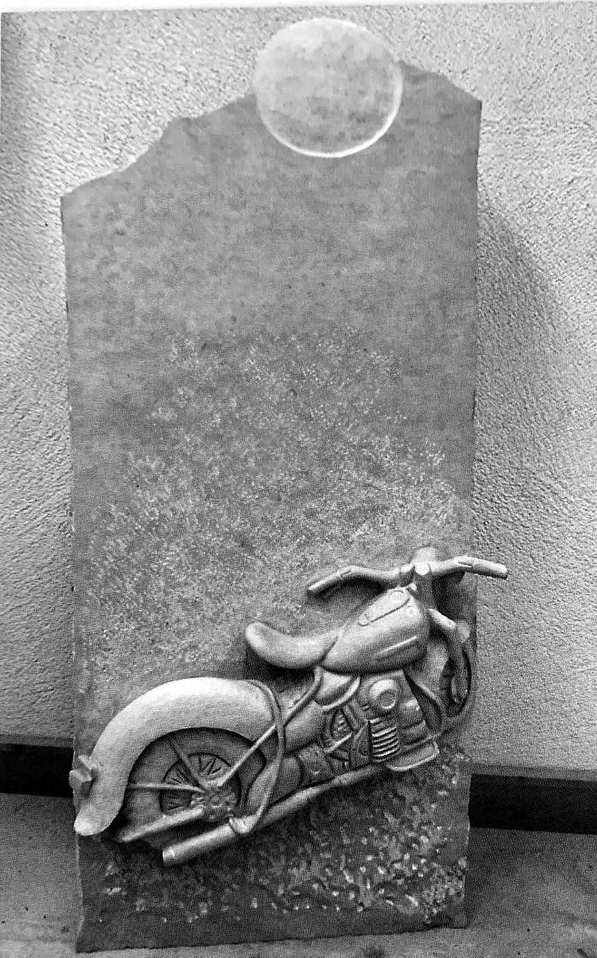 Grabstein mit Motorrad